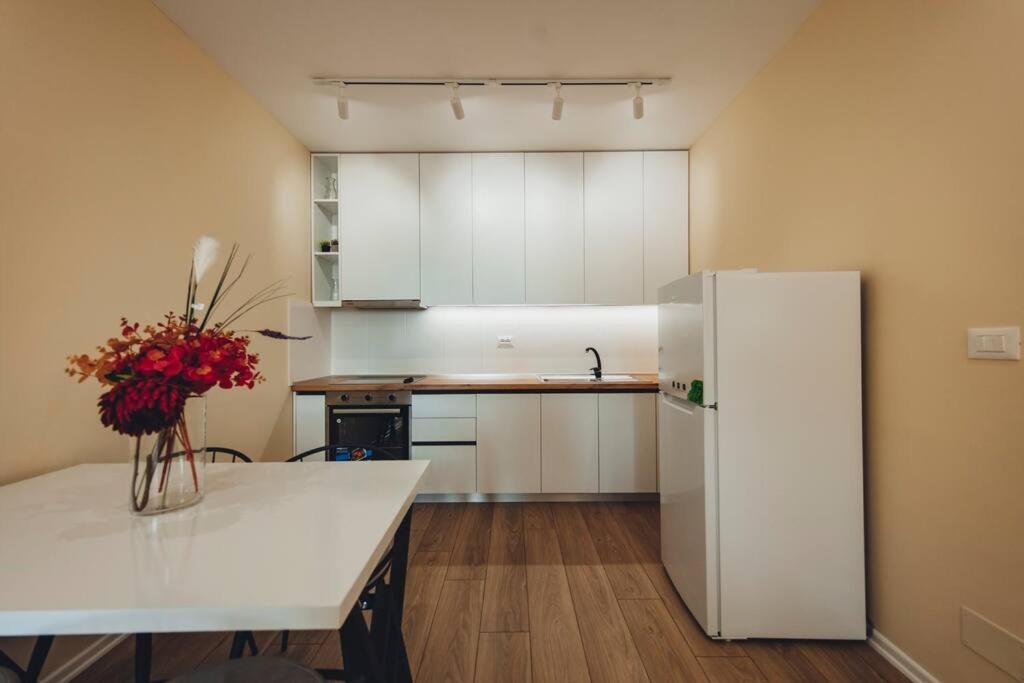 Luxury Apartment At Myslym Shyri Tiranë Eksteriør bilde
